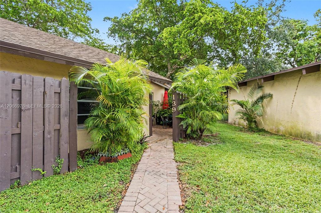 139 Essex Road 4-28, Hollywood, FL 33024