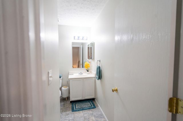 9631 Riverwalk Ave, Louisville, KY 40229