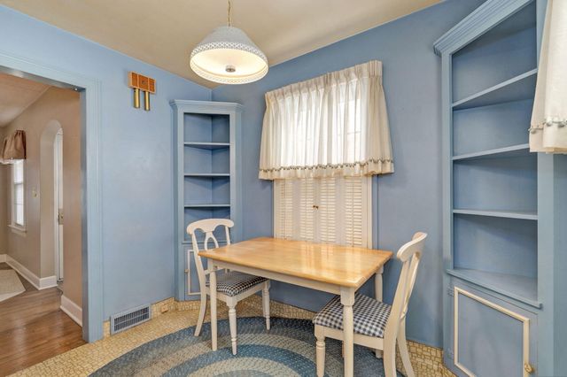 1128 S Stewart Avenue, Springfield, MO 65804