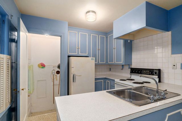 1128 S Stewart Avenue, Springfield, MO 65804