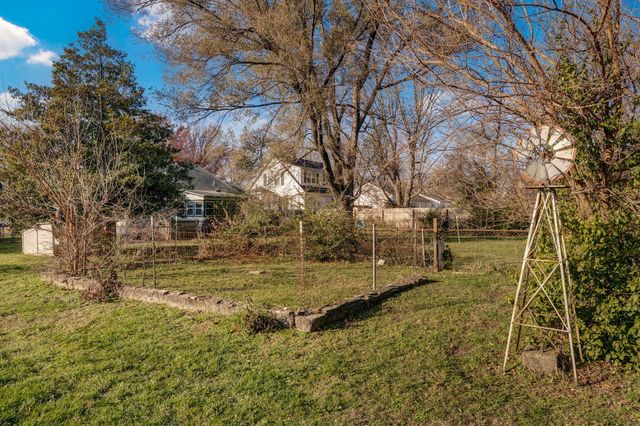 1128 S Stewart Avenue, Springfield, MO 65804