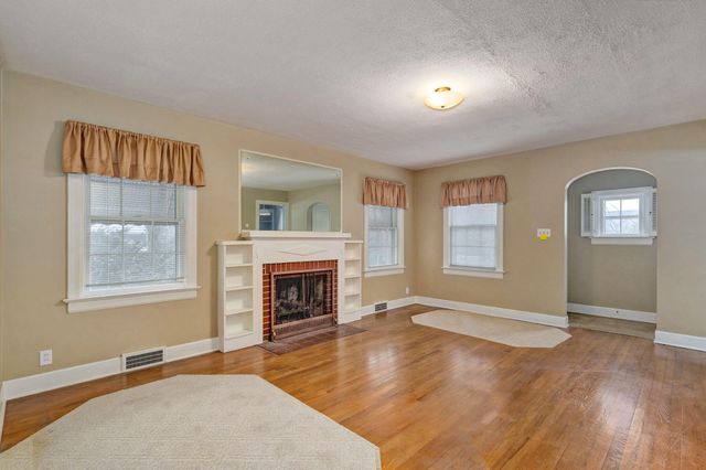 1128 S Stewart Avenue, Springfield, MO 65804