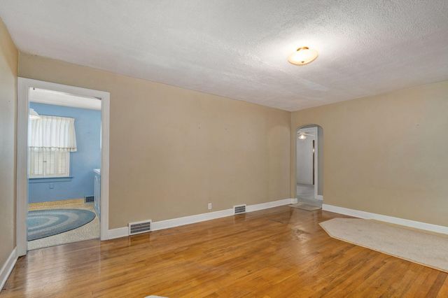 1128 S Stewart Avenue, Springfield, MO 65804