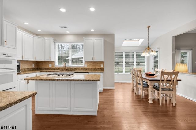 1 Vanderveer Dr, Bernards Twp., NJ 07920