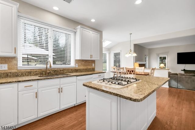 1 Vanderveer Dr, Bernards Twp., NJ 07920