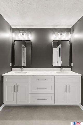 10111 S 78th Street, Lincoln, NE 68516