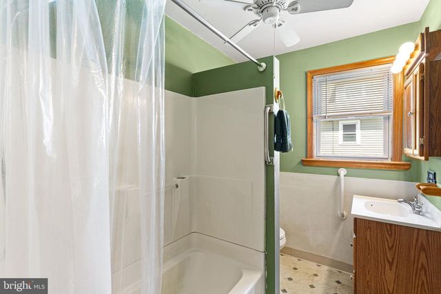 140 ALBANY AVE, Barrington, NJ 08007
