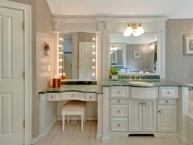 4 Wagon Wheel Rd, North Attleboro, MA 02760