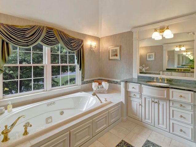 4 Wagon Wheel Rd, North Attleboro, MA 02760