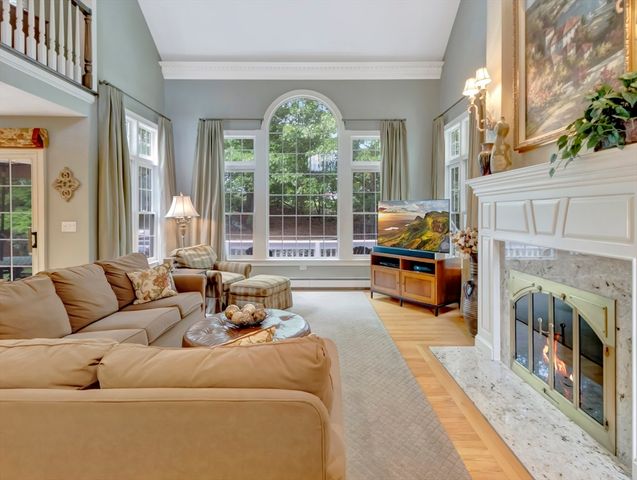 4 Wagon Wheel Rd, North Attleboro, MA 02760