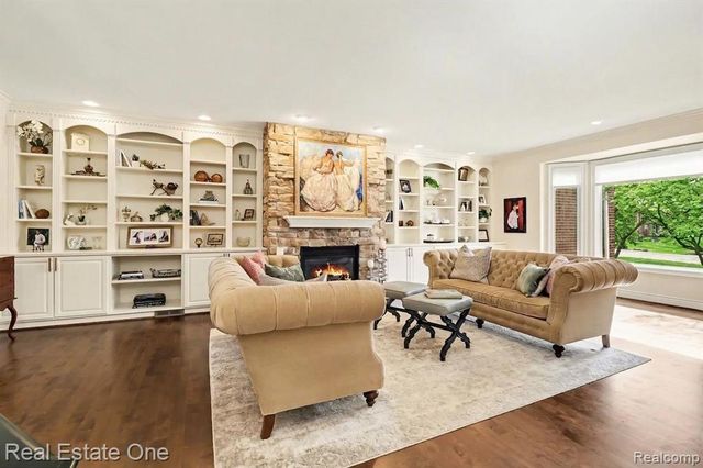 960 Hill Hollow Lane, Milford, MI 48381