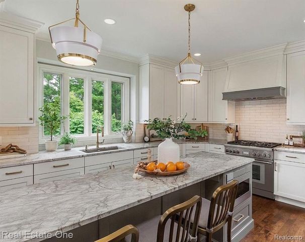 960 Hill Hollow Lane, Milford, MI 48381