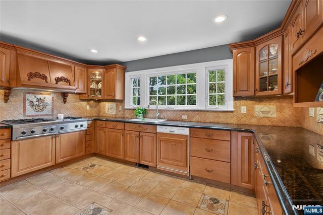 415 Lincoln Avenue, Glen Rock, NJ 07452