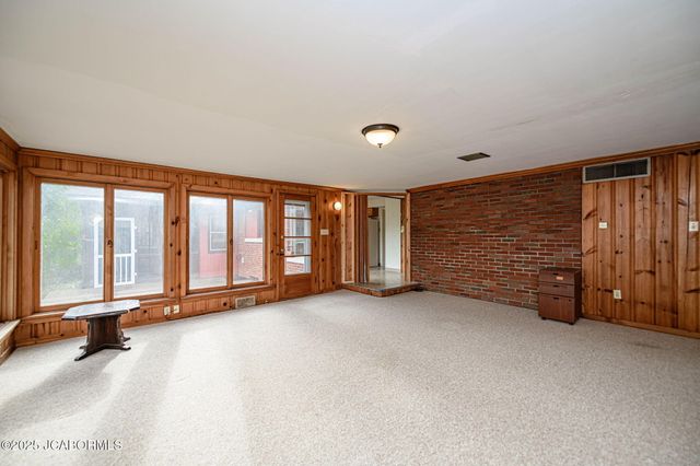 812 SWIFTS HIGHWAY, Jefferson City, MO 65109