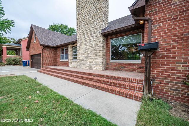 812 SWIFTS HIGHWAY, Jefferson City, MO 65109