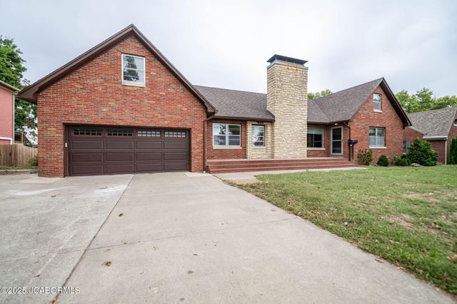 812 SWIFTS HIGHWAY, Jefferson City, MO 65109