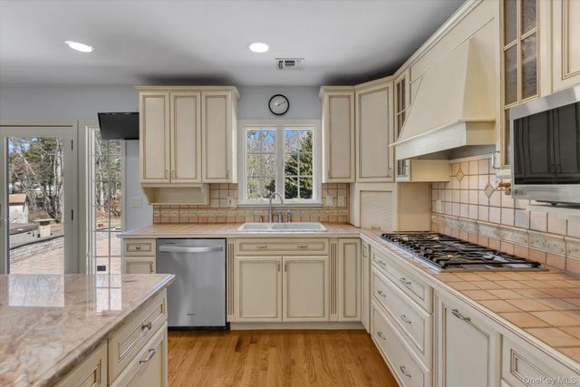 3 Melrose Court, Dix Hills, NY 11746