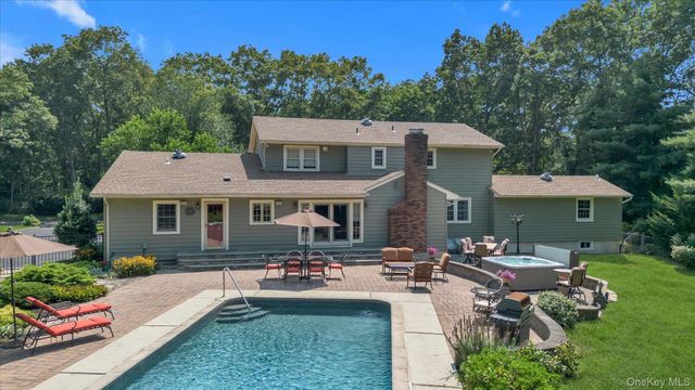 3 Melrose Court, Dix Hills, NY 11746