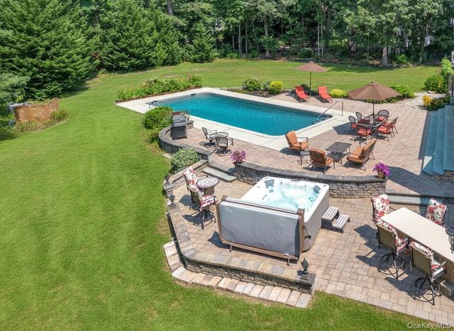 3 Melrose Court, Dix Hills, NY 11746