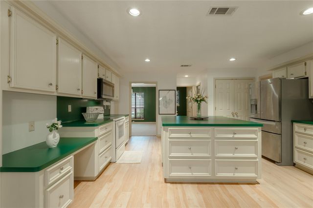 913 Cherry Hills Drive, Huntsville, TX 77340