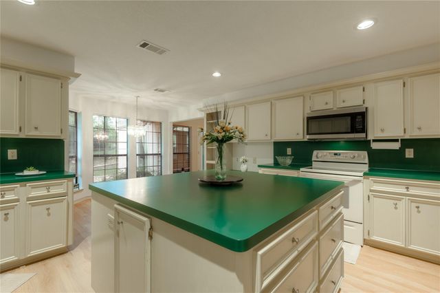 913 Cherry Hills Drive, Huntsville, TX 77340