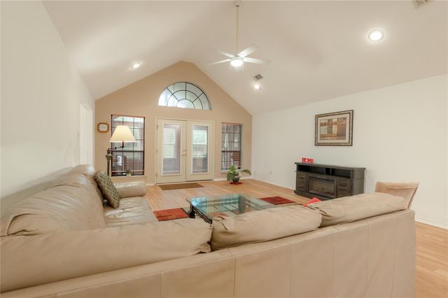 913 Cherry Hills Drive, Huntsville, TX 77340