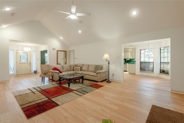 913 Cherry Hills Drive, Huntsville, TX 77340