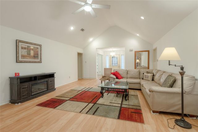 913 Cherry Hills Drive, Huntsville, TX 77340
