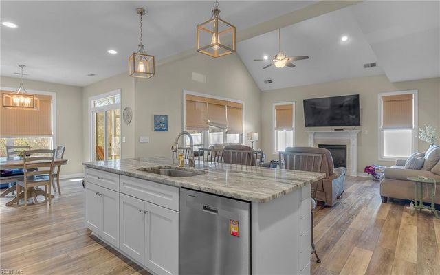 712 Jubilee CT, Chesapeake, VA 23322