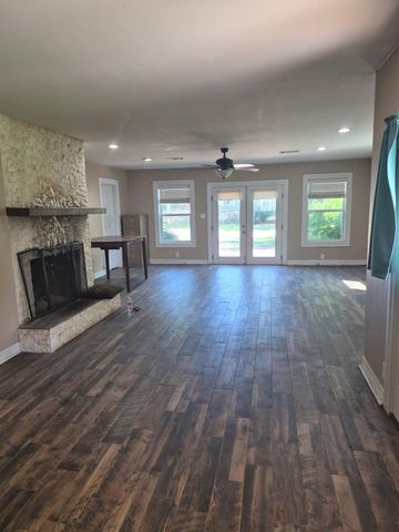 204 N Rockdale ST, Lexington, TX 78947