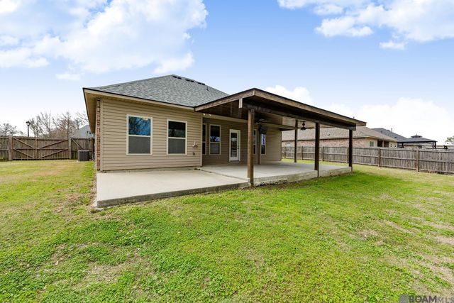 2434 Orleans Quarters Dr, Brusly, LA 70719