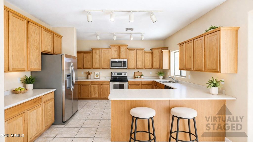 Image 4 of property listing at 17839 W HEARN Road, Surprise, AZ 85388