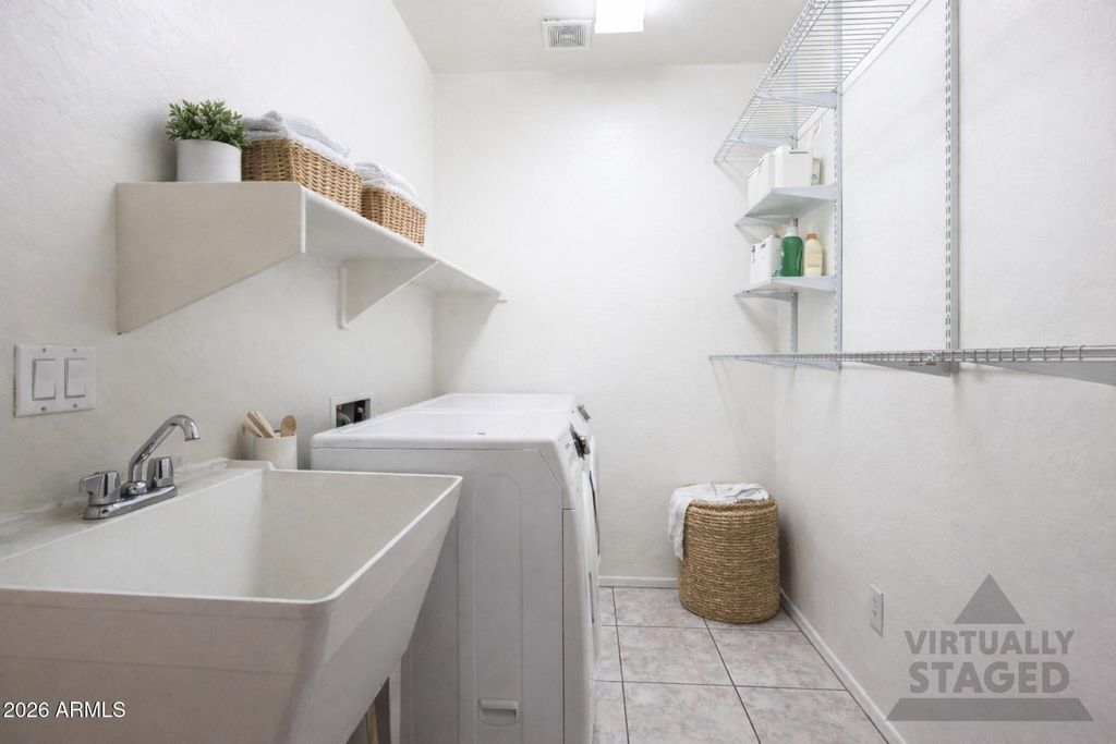 Image 7 of property listing at 17839 W HEARN Road, Surprise, AZ 85388