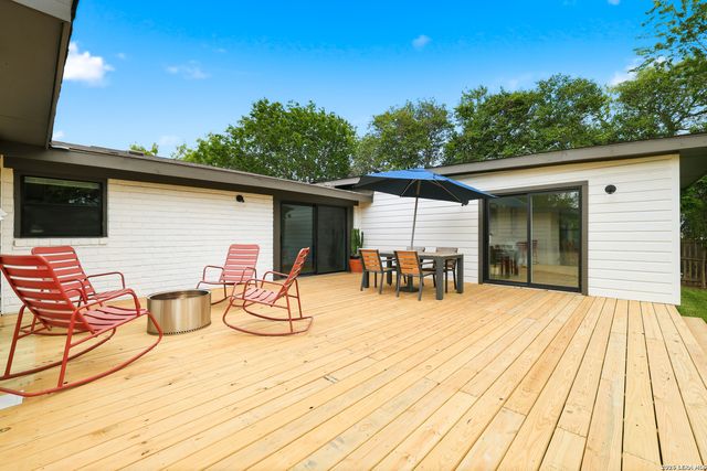 1068 Ivy Ln, Terrell Hills, TX 78209