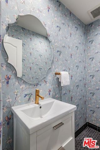 1124 Sierra Alta Way, Los Angeles, CA 90069