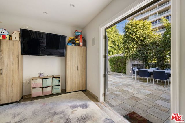 1124 Sierra Alta Way, Los Angeles, CA 90069