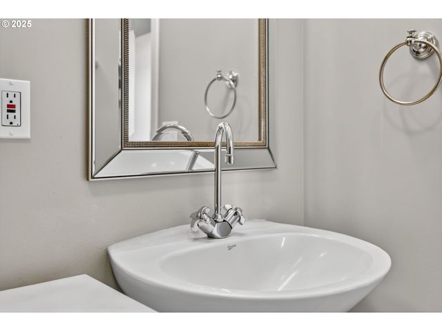 12600 Sw CRESCENT St 420, Beaverton, OR 97005