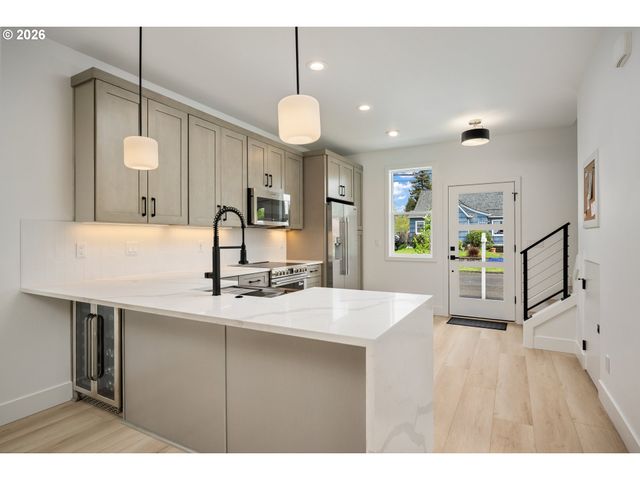 6957 N Burr Ave, Portland, OR 97203