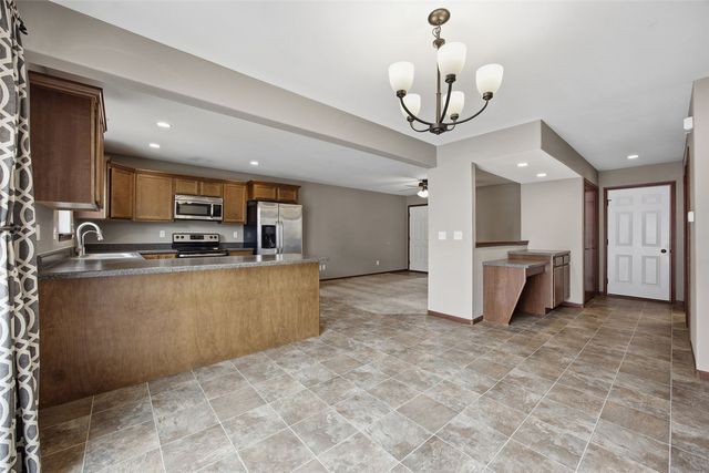 135 Woodstone Lane, Cedar Rapids, IA 52404