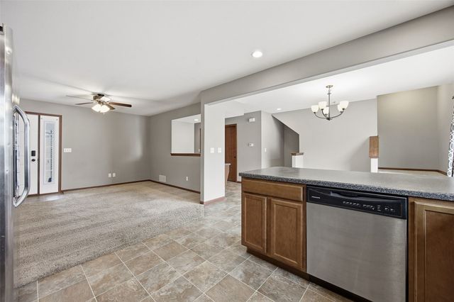 135 Woodstone Lane, Cedar Rapids, IA 52404