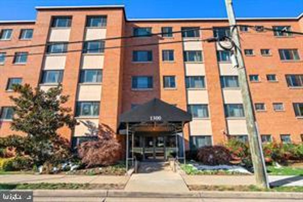 1300 S ARLINGTON RIDGE RD #702, Arlington, VA 22202