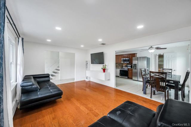 32 Beverly Street, Islip, NY 11751