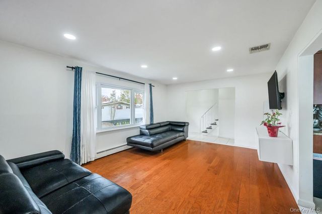 32 Beverly Street, Islip, NY 11751