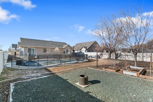 1398 N 2475 W, Clinton, UT 84015