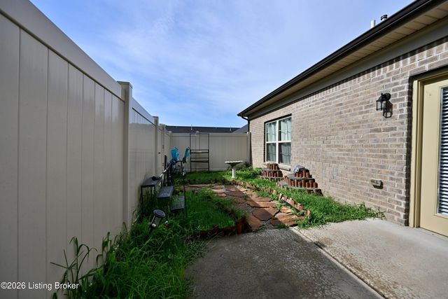 6411 Renate Rd, Louisville, KY 40291