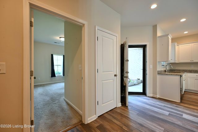 6411 Renate Rd, Louisville, KY 40291
