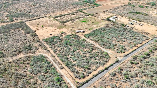 4905 County Rd 307, Jourdanton, TX 78026