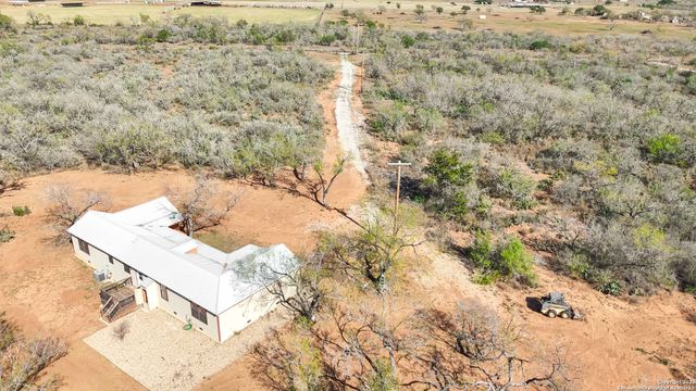 4905 County Rd 307, Jourdanton, TX 78026