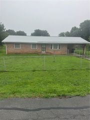 628 Pine Avenue, Gentry, AR 72734