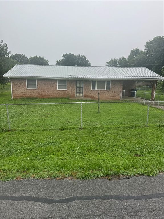 628 Pine Avenue, Gentry, AR 72734